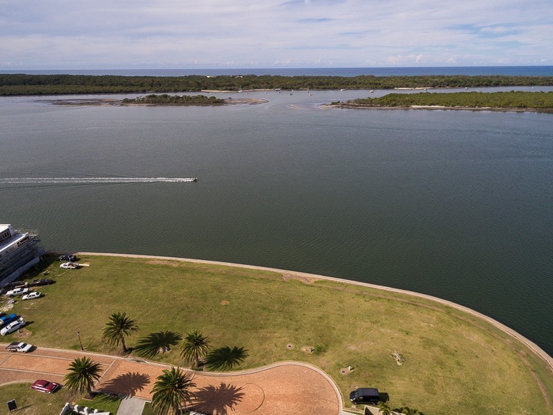 68 Knightsbridge Parade East, Sovereign Islands QLD 4216
