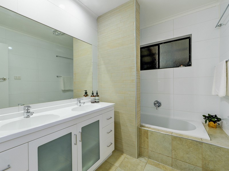 8 Coogeen Street, Sorrento QLD 4217