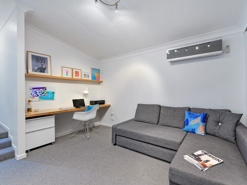 8 Coogeen Street, Sorrento QLD 4217