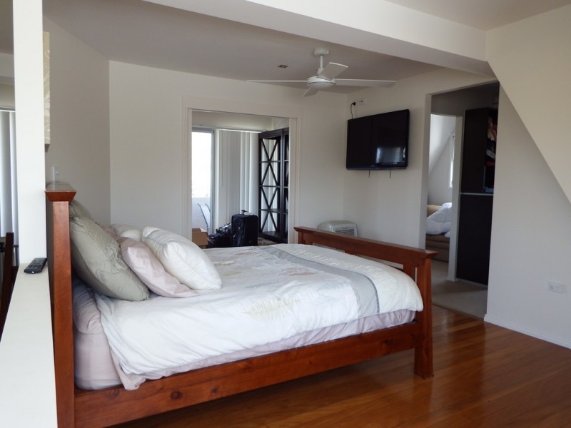 2 Buena Vista, Broadbeach Waters QLD 4218