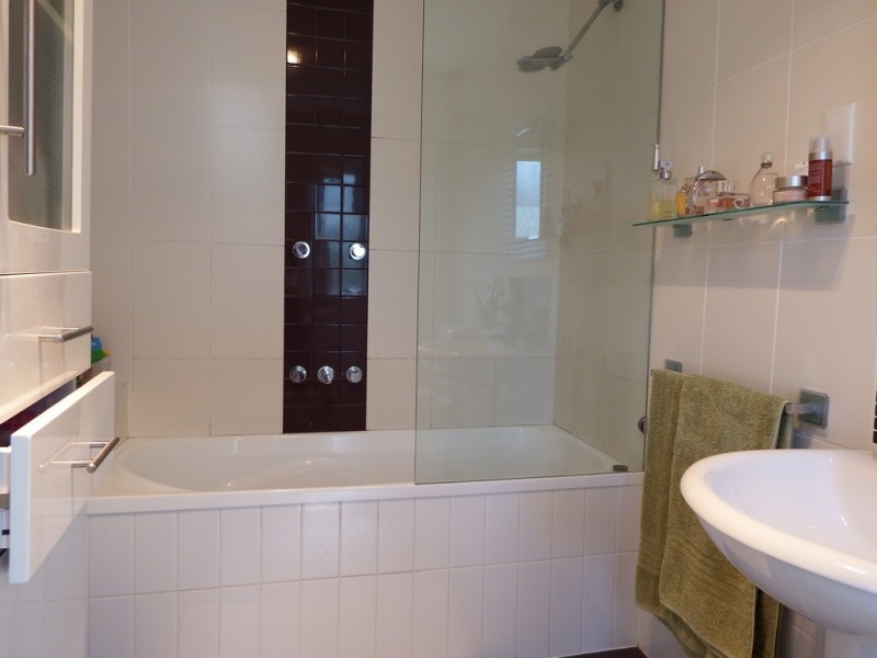 2 Buena Vista, Broadbeach Waters QLD 4218