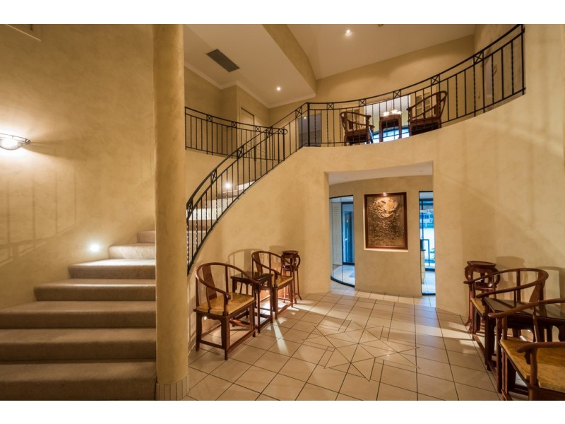 25 Sir Bruce Small Boulevard, Benowa Waters QLD 4217