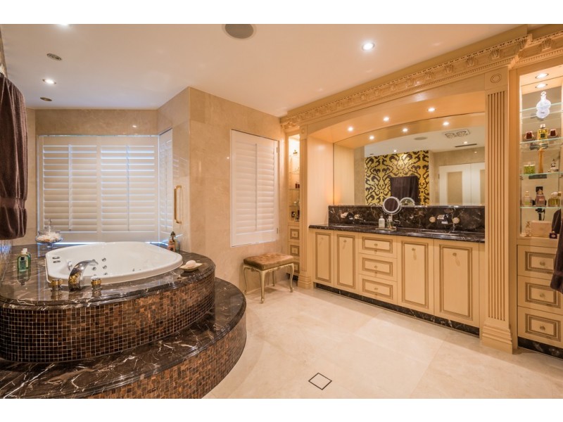 36 Naples Avenue, Isle Of Capri QLD 4217