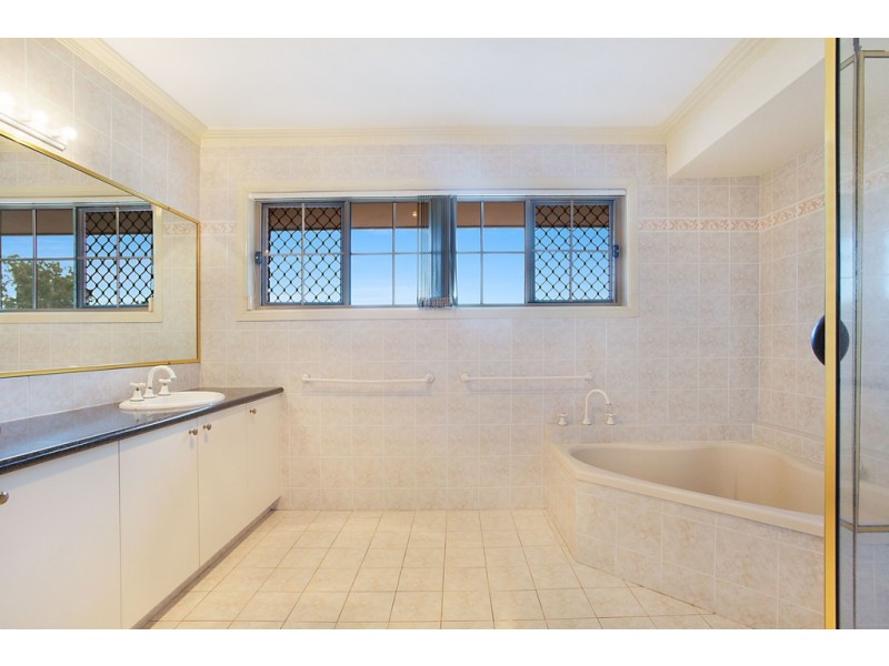 13 Drayton Terrace, Mermaid Waters QLD 4218