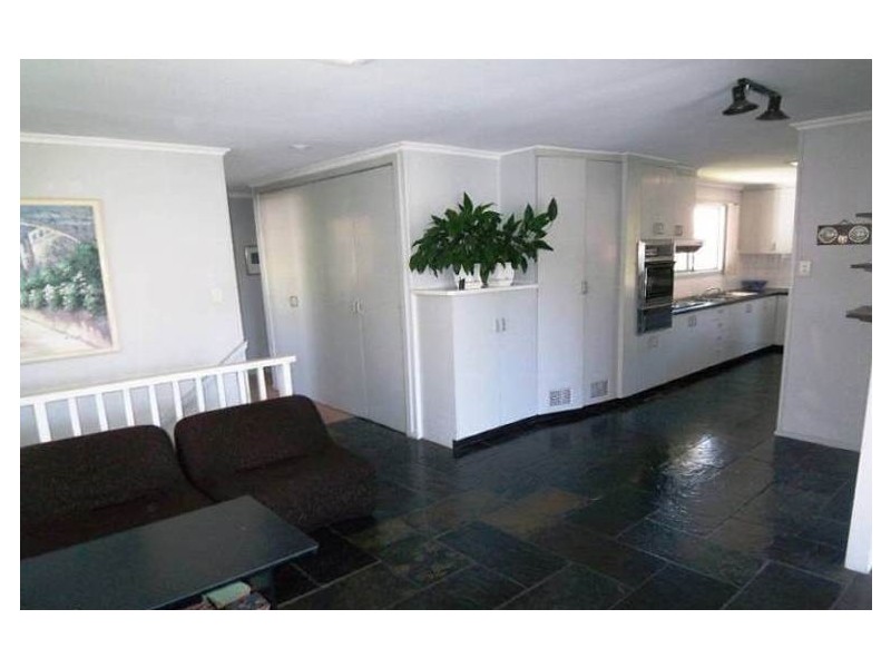 4 Ewan St, Southport QLD 4215