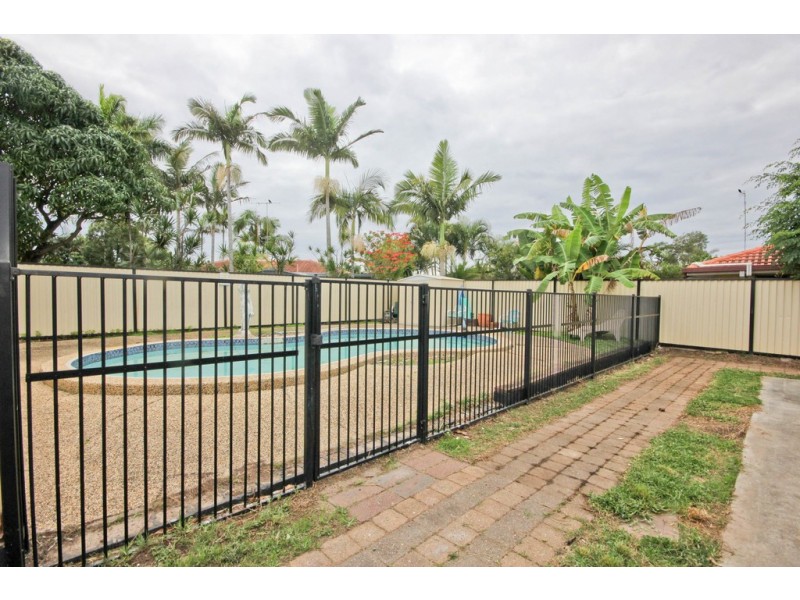 33 Oceanic Drive, Mermaid Waters QLD 4218