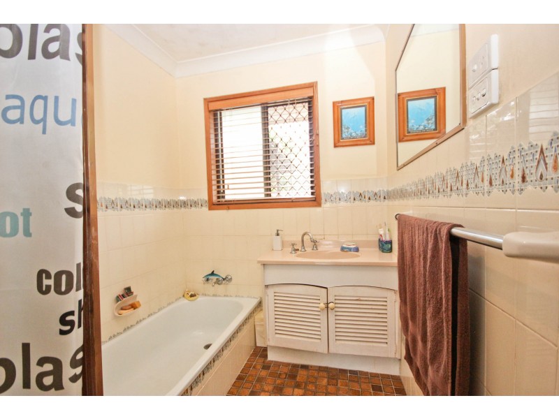 33 Oceanic Drive, Mermaid Waters QLD 4218