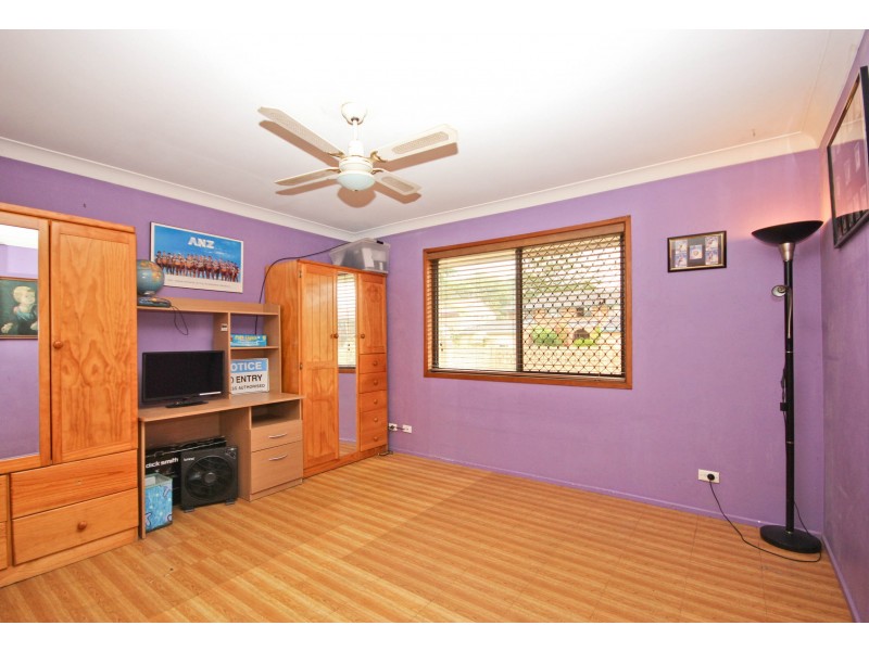 33 Oceanic Drive, Mermaid Waters QLD 4218