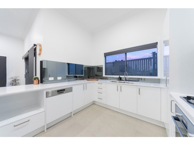 2 Pilgrim Place, Southport QLD 4215