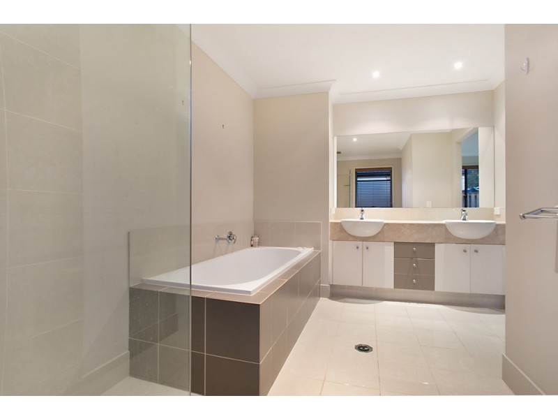18 Elkins Street, Pacific Pines QLD 4211