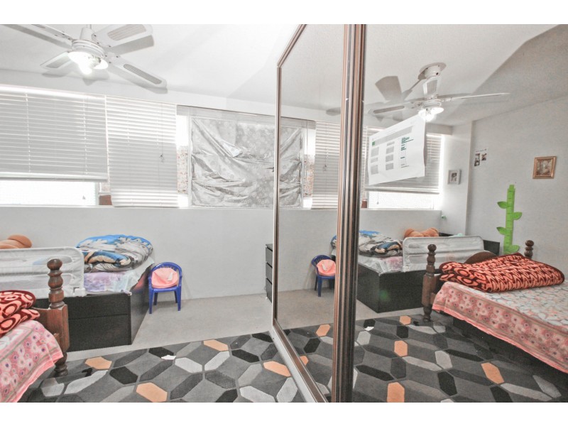 8/11 Paradise Island, Surfers Paradise QLD 4217