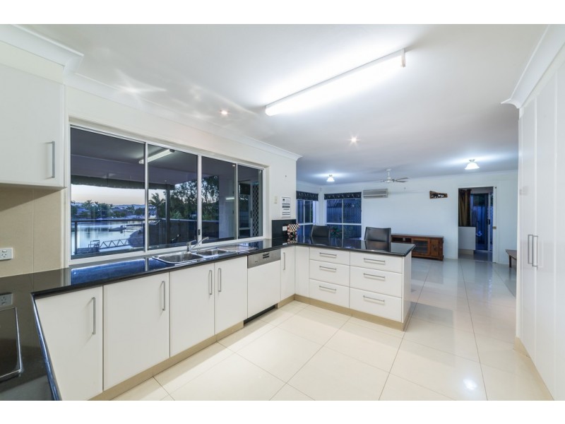 4 Saxonvale Terrace, Mermaid Waters QLD 4218