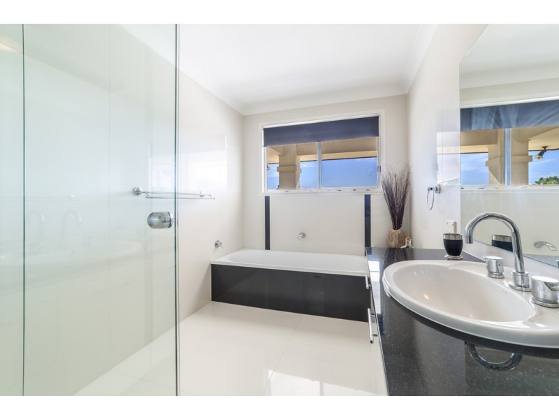 4 Saxonvale Terrace, Mermaid Waters QLD 4218