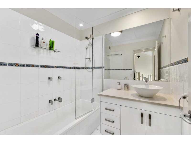 Villa 4 Bradford South Rhode Island 125 Santa Cruz Blvd, Clear Island Waters QLD 4226