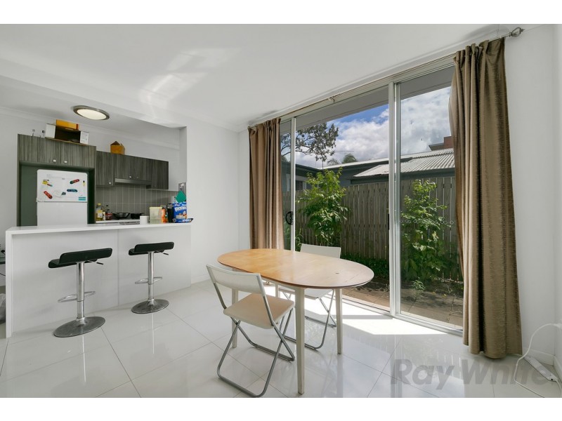 2/257 Hawken Drive, St Lucia QLD 4067