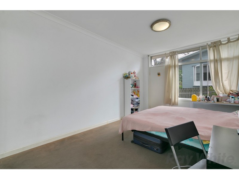 2/257 Hawken Drive, St Lucia QLD 4067