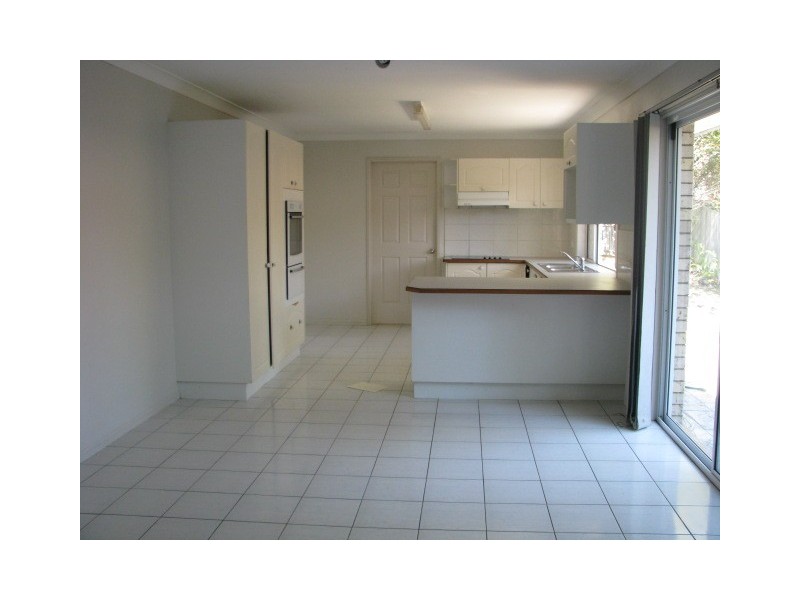 4 Cleveland Place, Stretton QLD 4116