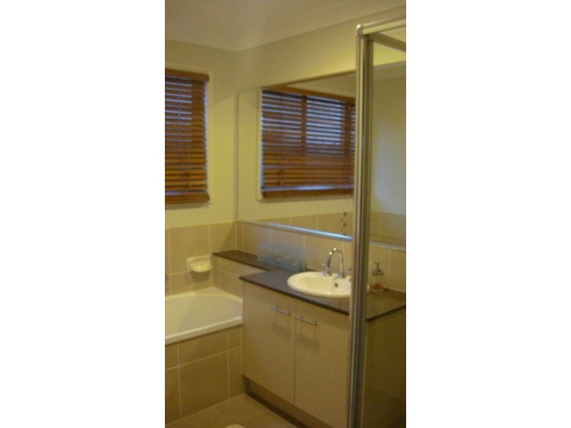 111 Grand Parade, Parrearra QLD 4575