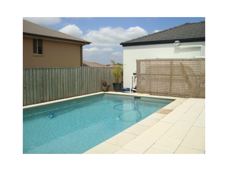 17 MANOR STREET ( 32 AZZURE ST ), Eight Mile Plains QLD 4113