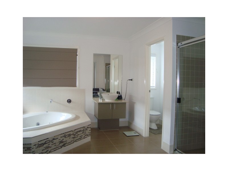 17 MANOR STREET ( 32 AZZURE ST ), Eight Mile Plains QLD 4113