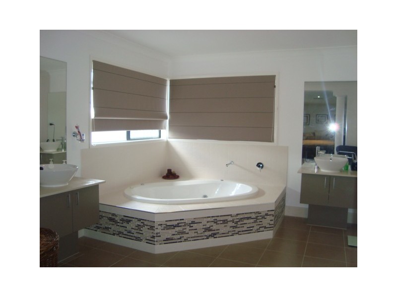 17 MANOR STREET ( 32 AZZURE ST ), Eight Mile Plains QLD 4113