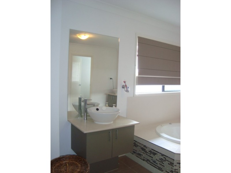 17 MANOR STREET ( 32 AZZURE ST ), Eight Mile Plains QLD 4113