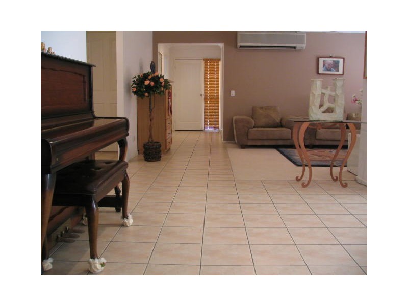 9 Brookfield Court, Parkinson QLD 4115