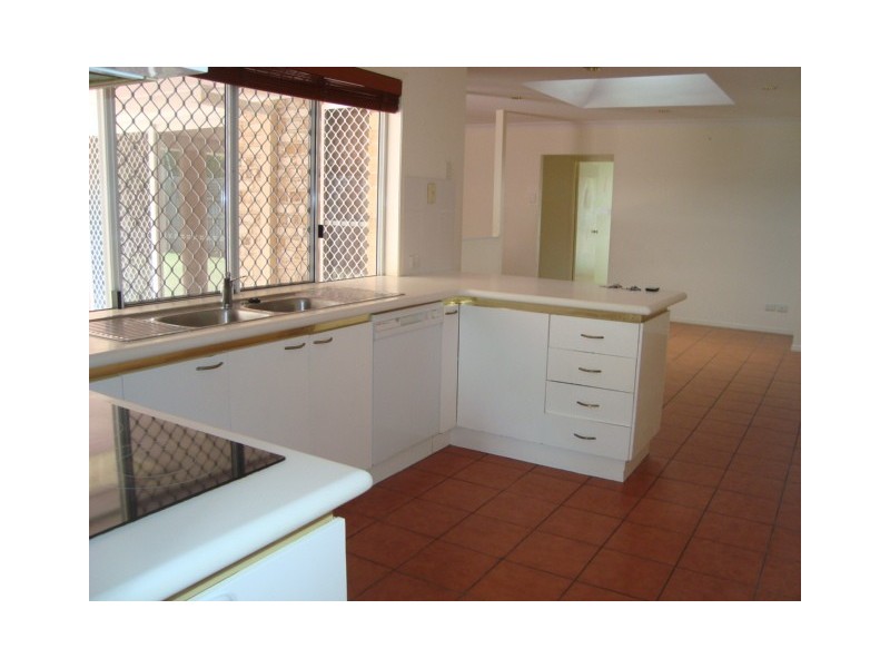 8 FORBES PL, Eight Mile Plains QLD 4113