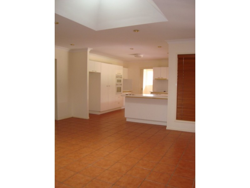 8 FORBES PL, Eight Mile Plains QLD 4113