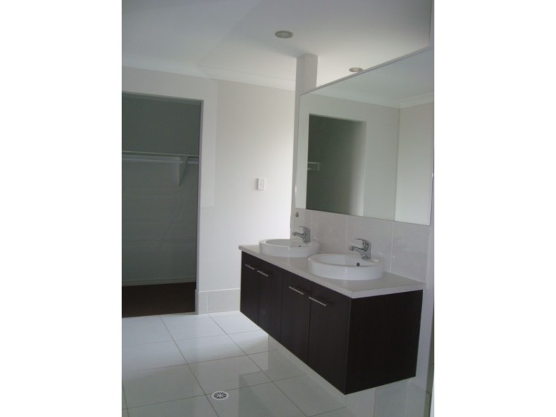 17 HENDERSON ST ( AKA : 21 BOWERS ST ), Eight Mile Plains QLD 4113