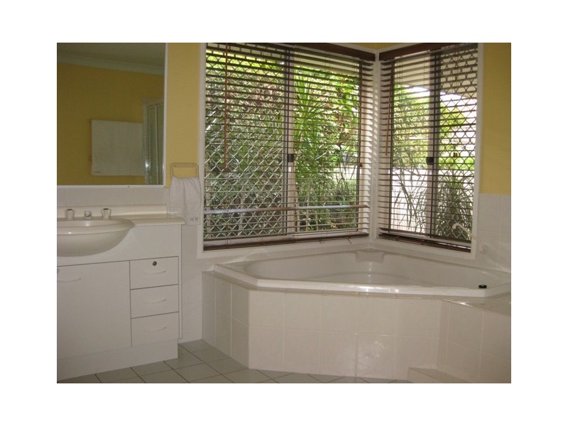 8 Gumnut Court, Calamvale QLD 4116