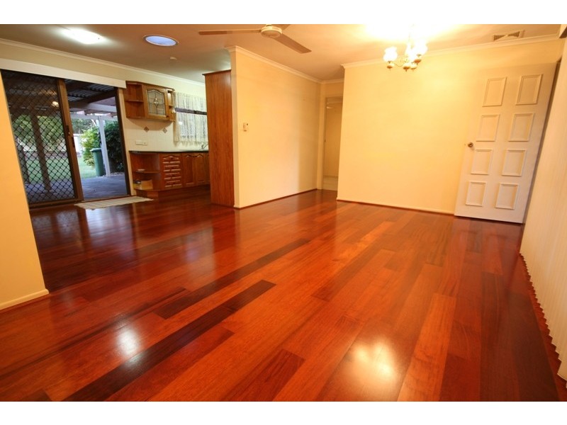 17 Helmet Ct, Hillcrest QLD 4118