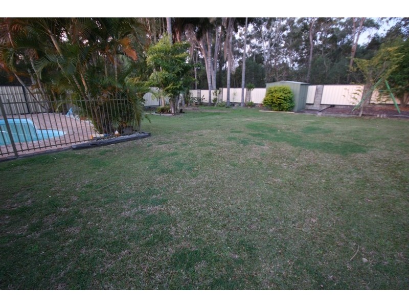 17 Helmet Ct, Hillcrest QLD 4118