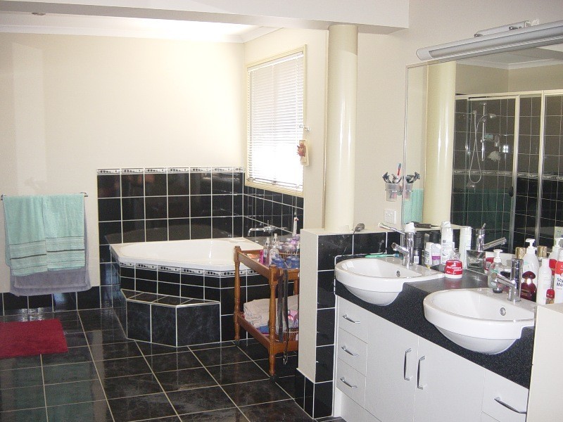 23 Leonardo Close, Eight Mile Plains QLD 4113