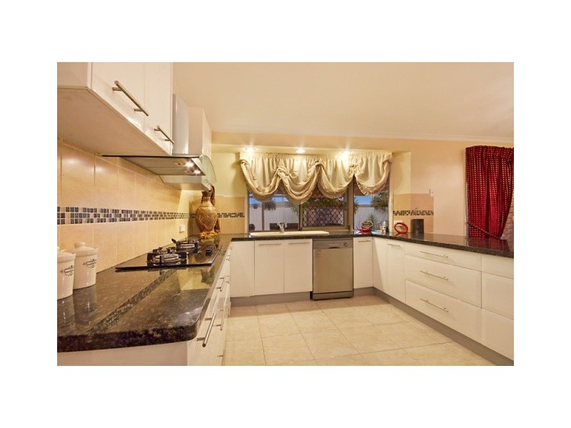 2 Akora Street, Macgregor QLD 4109