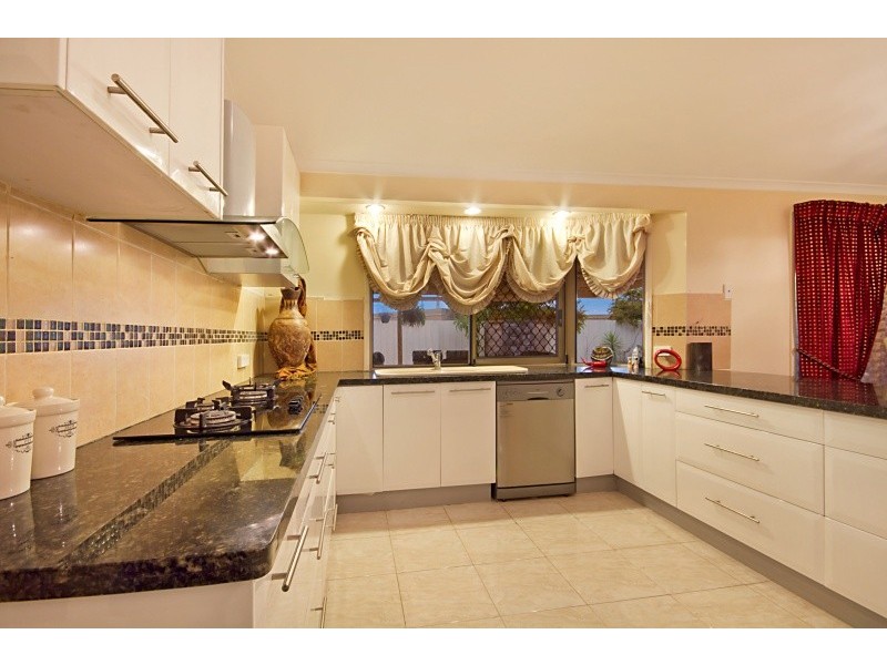 2 Akora Street, Macgregor QLD 4109