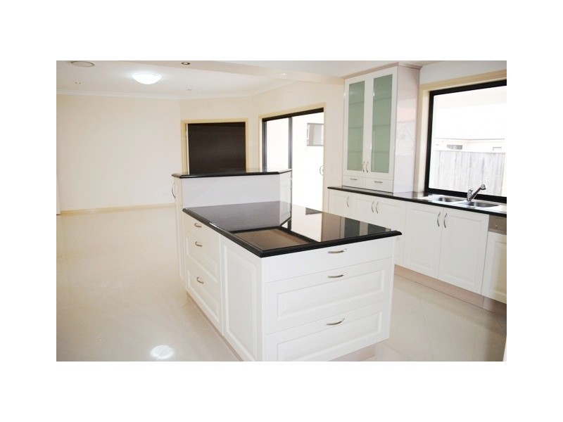140 Hawthorn Crescent, Stretton QLD 4116
