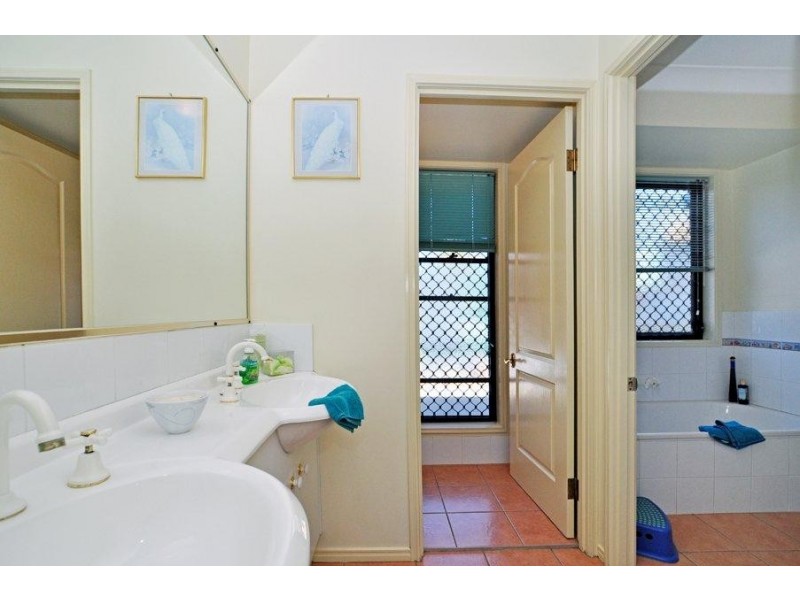 8 Rokeby Drive, Parkinson QLD 4115