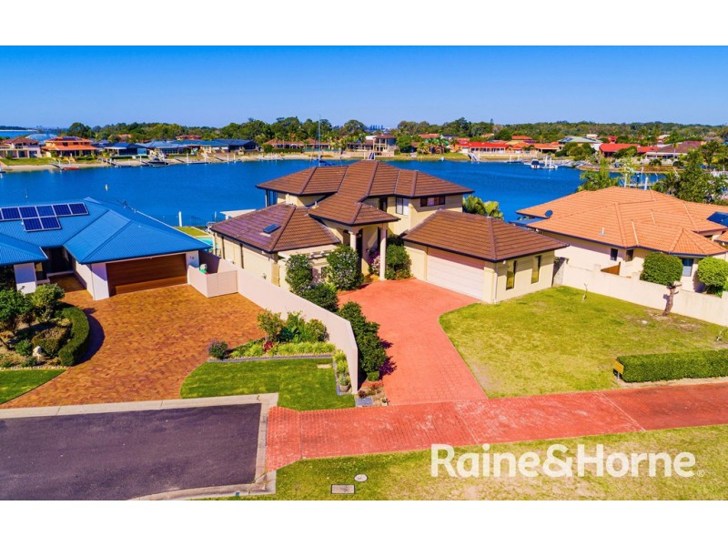 12 Edgewater Close, Yamba NSW 2464