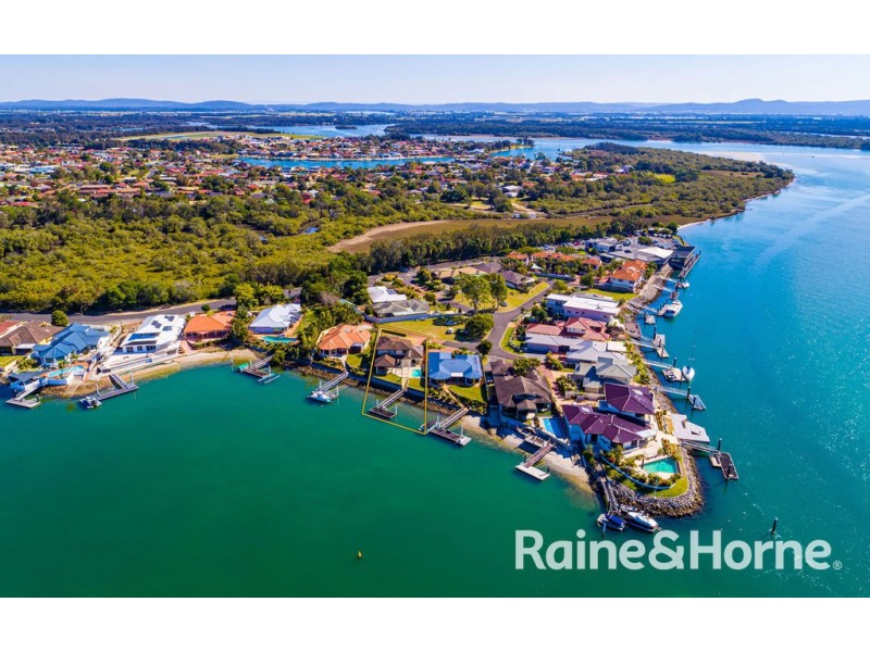 12 Edgewater Close, Yamba NSW 2464