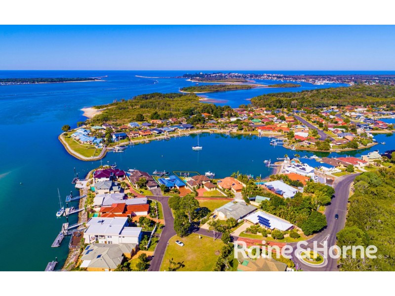 12 Edgewater Close, Yamba NSW 2464