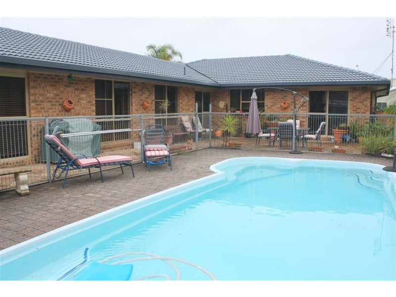 16 Binnacle Court, Yamba NSW 2464
