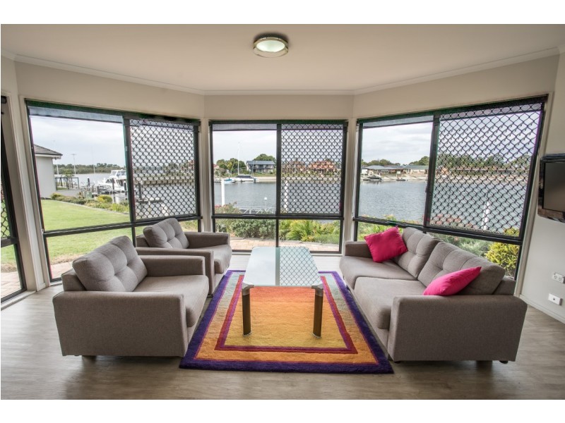 14 Edgewater Close, Yamba NSW 2464