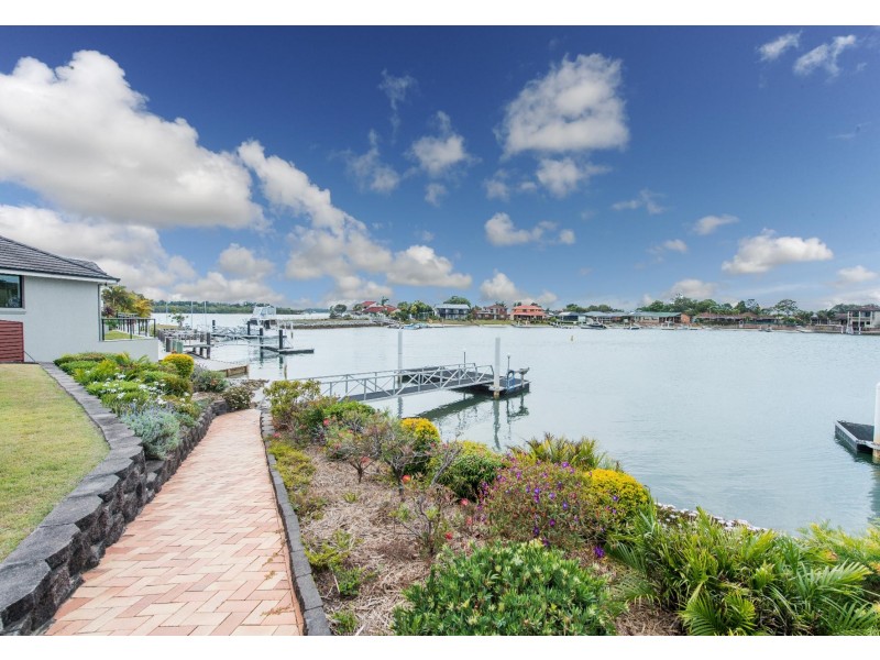 14 Edgewater Close, Yamba NSW 2464