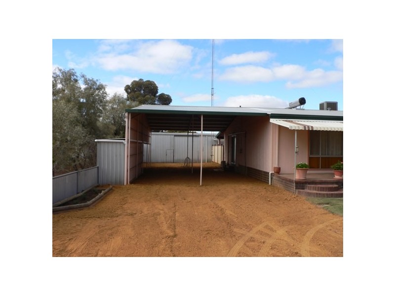 28 Thomas Street, Narembeen WA 6369