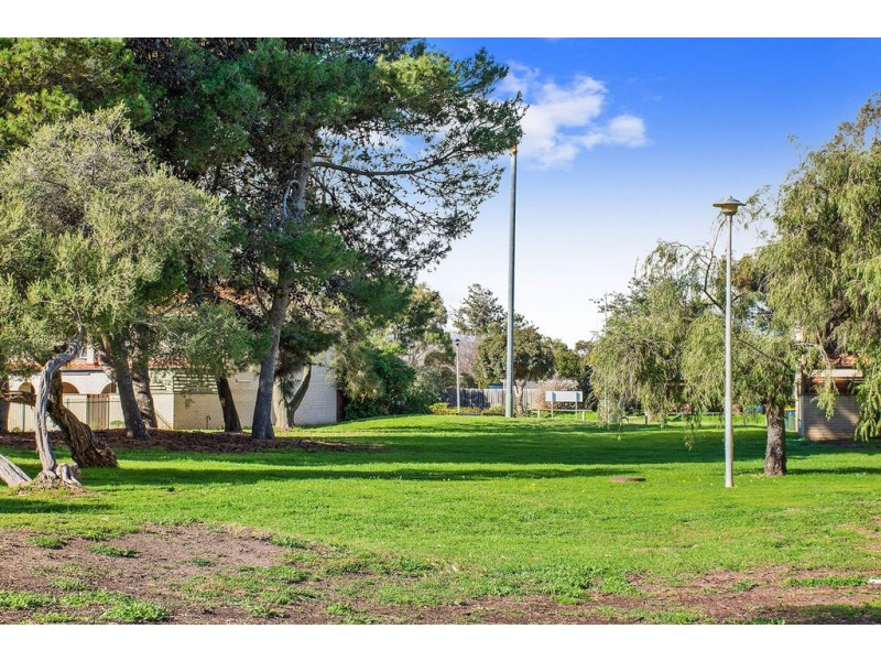 4/3 Mooloola Way, West Lakes Shore SA 5020