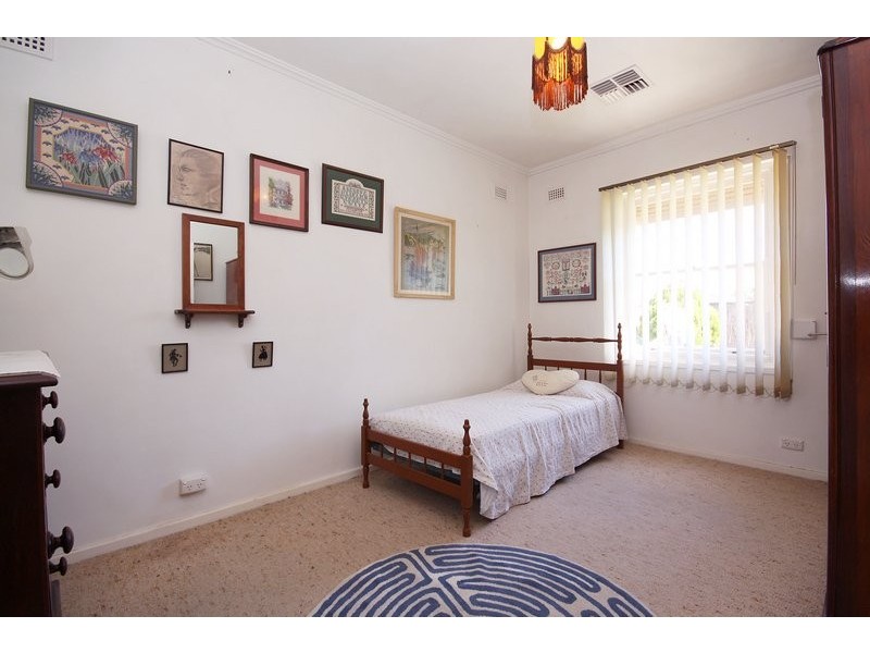 5 Lowry Street, Fulham SA 5024