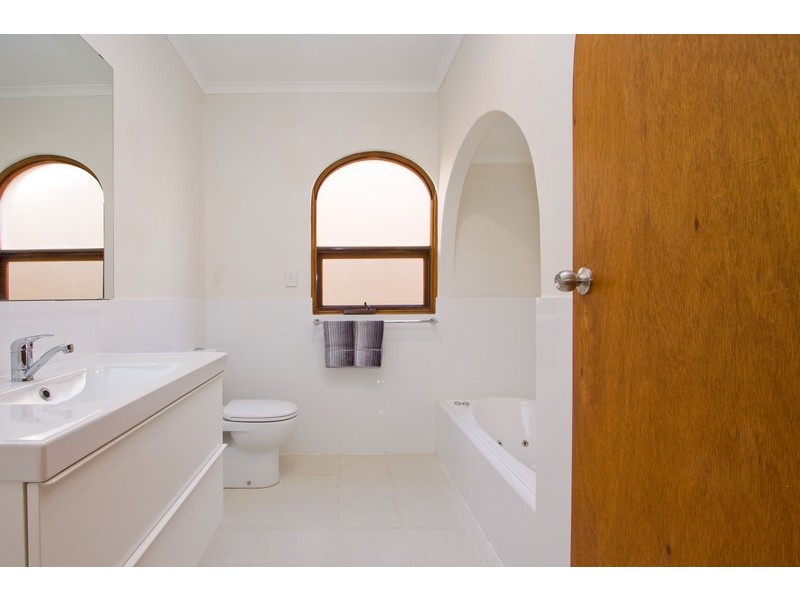 1 Rivett Avenue, Fulham Gardens SA 5024