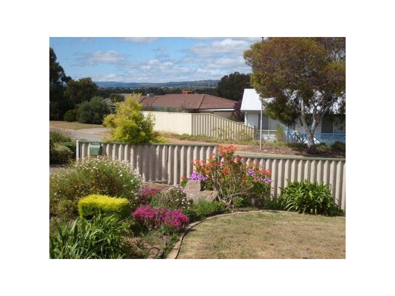 8 Coorumbena Crescent, Morphett Vale SA 5162