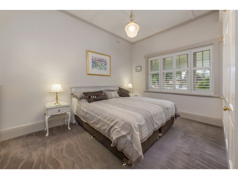 4 Narinna Avenue, Cumberland Park SA 5041